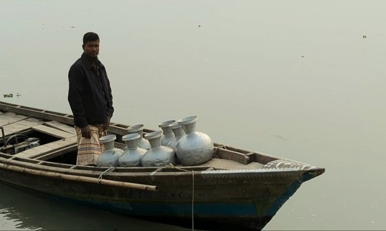 বাসুদেবপাশা চরে বিশুদ্ধ পানির অভাব, নেই বিদ্যুৎ সুবিধা