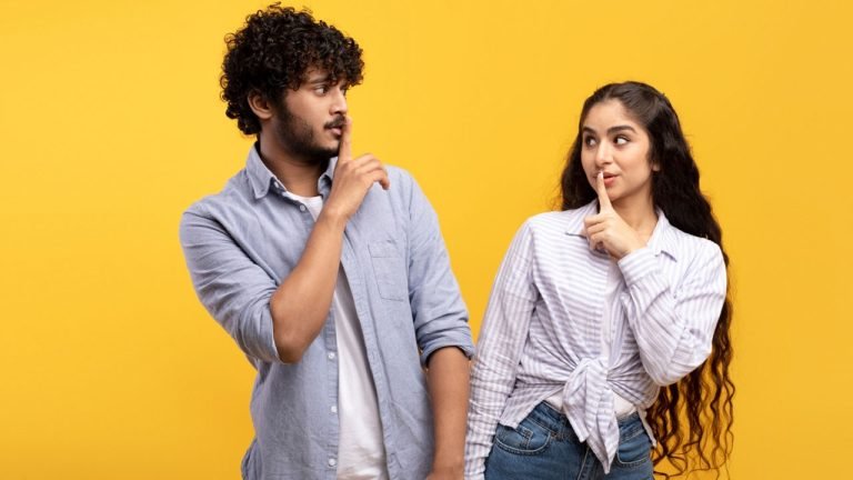 সোশ্যাল মিডিয়ায় প্রেমের সম্পর্ক গোপন রাখবেন যে কারণে