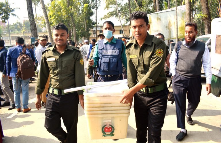বরিশালের নির্বাচনী সরঞ্জাম স্ব স্ব কেন্দ্রে পাঠানো হলো