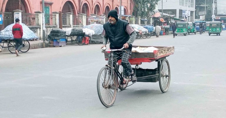 বরিশালে হাড়কাঁপা শীতে অসহায় নিম্ন আয়ের মানুষ