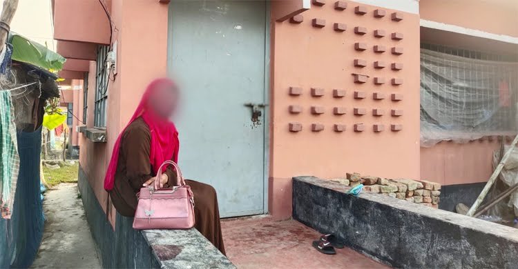 পটুয়াখালীতে স্ত্রীর স্বীকৃতি চেয়ে বিষের বোতল হাতে তরুণীর অনশন