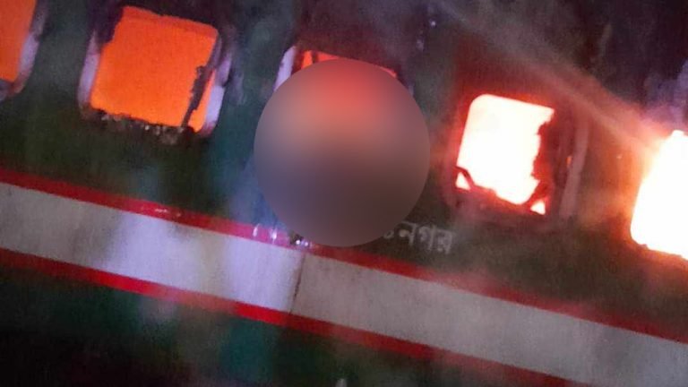 বাঁচার আকুতি, ট্রেনের জানালায় আটকে ভস্মীভূত যাত্রী