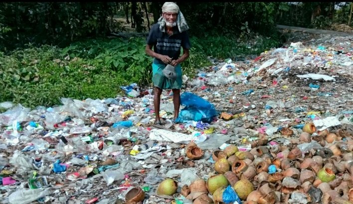 পরিবারের খাবার জোটাতে ময়লার স্তুপে ইদ্রিস আলী