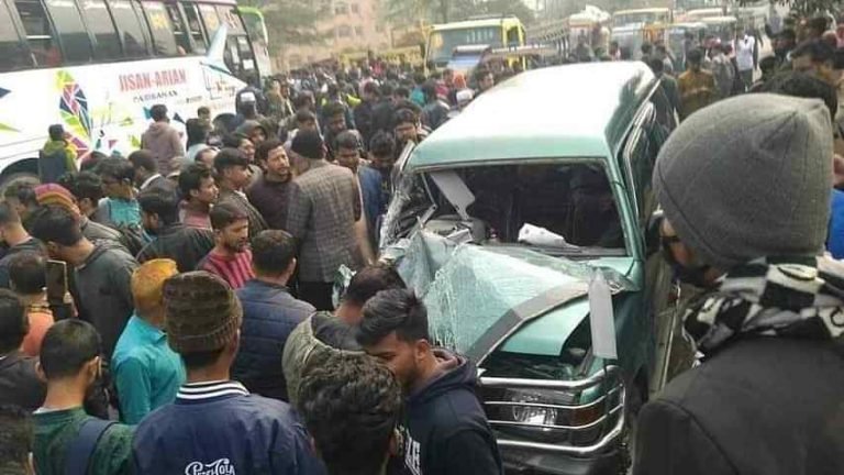 কলাপাড়ার সড়ক দুর্ঘটনায় উপজেলা চেয়ারম্যান, তাঁর স্ত্রীসহ আহত ৩