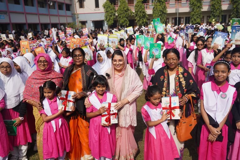 নতুন বই পেয়ে খুশিতে আত্মহারা বরিশালের শিক্ষার্থীরা