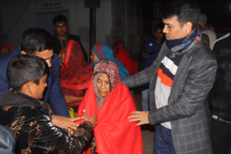 তীব্র শীতে কাঁপছে সাগর পাড়ের হতদরিদ্র মানুষ