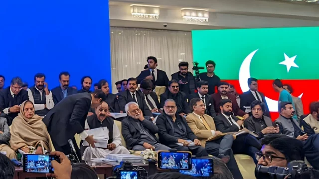 ৮৫ আসনে ‘ভোট জালিয়াতির’ অভিযোগ ইমরানের দলের