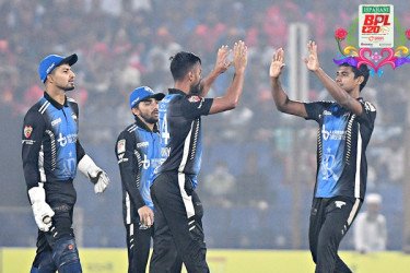 শ্বাসরুদ্ধকর ম্যাচে বরিশালকে হারিয়ে কোয়ালিফায়ার নিশ্চিত রংপুরের