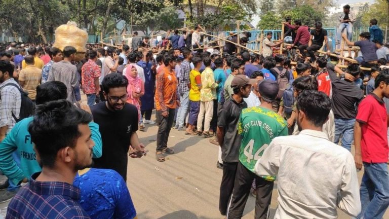 মিলছে না ফাইনালের টিকিট, মিরপুরে ক্ষুব্ধ সমর্থকরা 