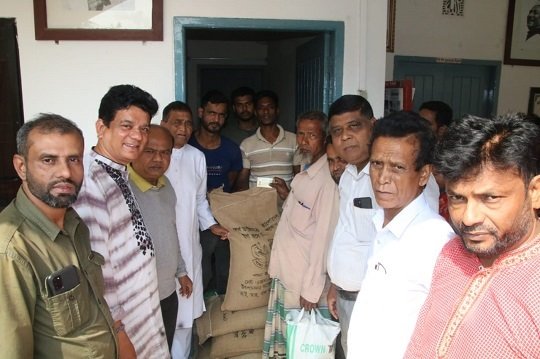 বরিশালে জেলে পরিবারের মাঝে চাল বিতরণ