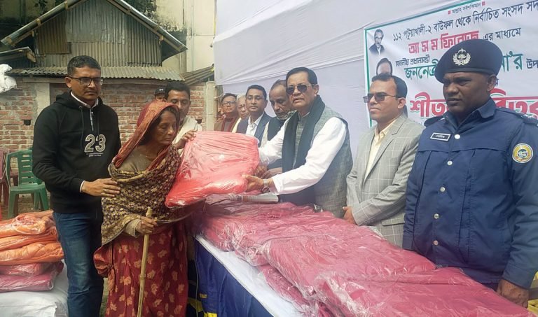 বাউফলে প্রধানমন্ত্রীর ত্রাণ তহবিলের শীতবস্ত্র বিতরণ