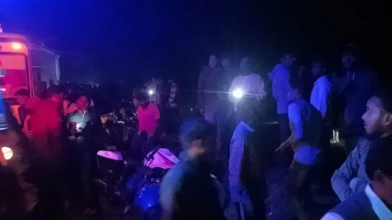 আগুন লাগার ‘গুজবে’ লাফ দিয়ে আরেক ট্রেনে কাটা পড়ে বহু হতাহত