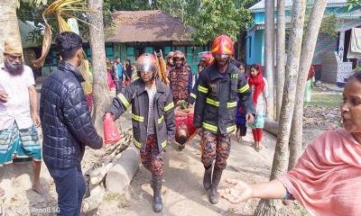 বরিশালে বোমা বিস্ফোরণের দুই পুলিশ সহ তিনজন আহত