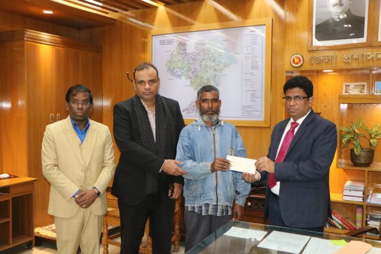 আগুনে নিহত পরিবারকে আর্থিক সহায়তা প্রদান  করেন জেলা প্রশাসক