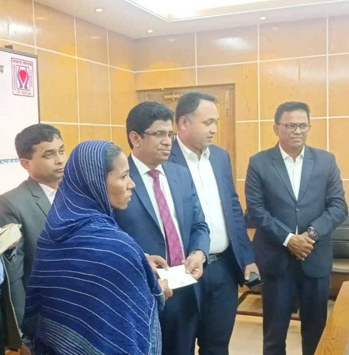 বরিশালে  দুস্থ, অসহায়দের  আর্থিক  সহায়তা প্রদান