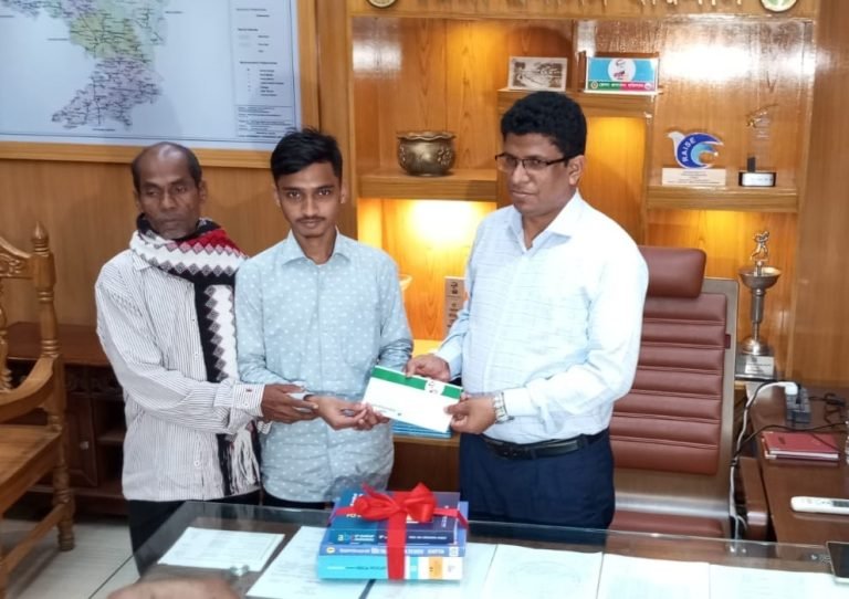 গামছা বিক্রিতার ছেলে মেডিকেলে সুযোগ পাওয়া জেলা প্রশাসকের সহায়তা