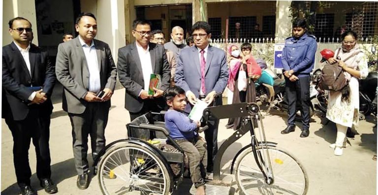প্রধানমন্ত্রীকে দেখতে আসা  প্রতিবন্ধী রাকিব পেল সরকারি সহায়তা