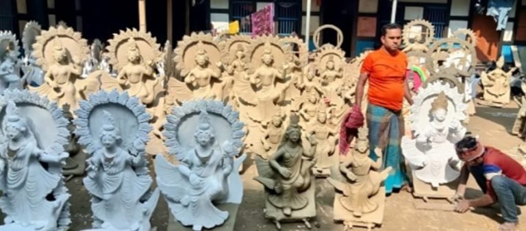 বরিশালে সরস্বতীর পুজা উপলক্ষে ব্যস্ত মৃৎশিল্পীরা