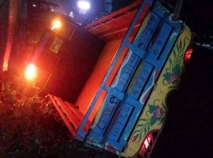 বরিশালে ট্রলি উল্টে চালক নিহত আহত ৩