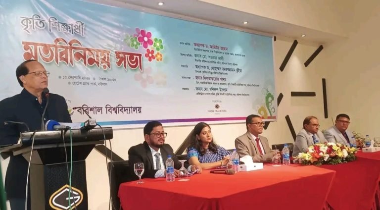 পদ্মা সেতুর কারণে বরিশাল মূলধারার অর্থনীতির সাথে যুক্ত হয়েছে : ড. আতিউর রহমান