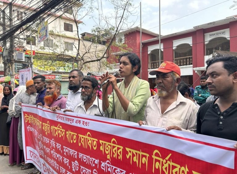 ন্যুনতম মজুরির দাবিতে সোনারগাঁও টেক্সটাইল শ্রমিক-কর্মচারীদের বিক্ষোভ
