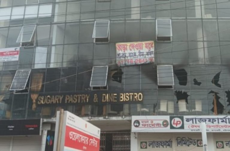 বরিশালে রেস্টুরেন্টে অগ্নিকাণ্ড, কলেজছাত্রী আহত