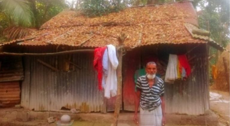 ভাঙ্গা ঘরে মানবেতর জীবন কাটছে দরিদ্র সেকান্দার মোল্লার