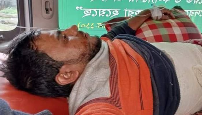 বাউফলে বাস কাউন্টার দখলে হামলা, আহত ১