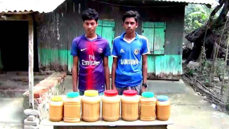 পটুয়াখালীতে বাড়ছে গোলপাতার গুড়ের কদর