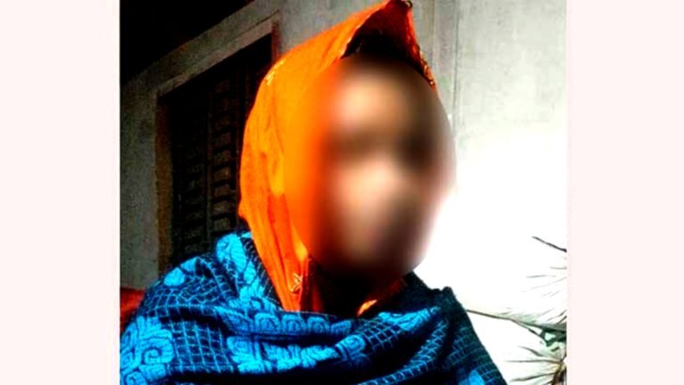 স্ত্রীর দাবীতে দুমকীতে তরুণীর অনশন