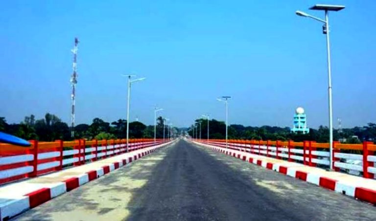 শেখ জামাল সেতুতে কার্গোর ধাক্কা, সুরক্ষা দেয়াল ক্ষতিগ্রস্থ