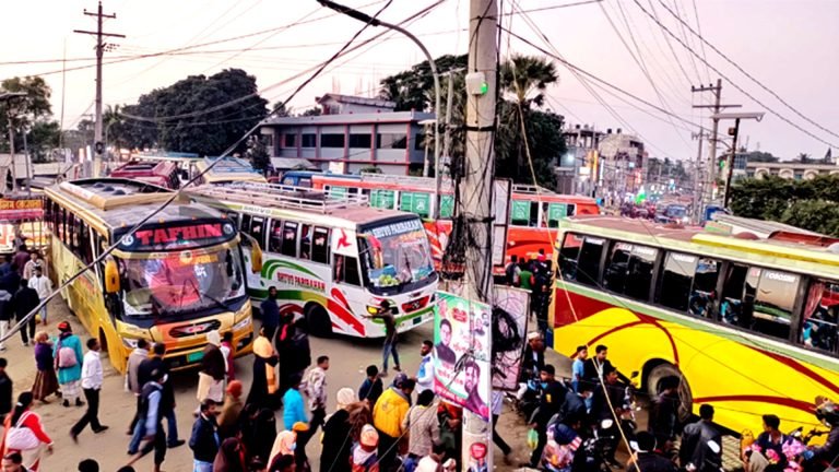 কুয়াকাটায় ৪ কিলোমিটার যানজট : ভোগান্তিতে পর্যটকরা 