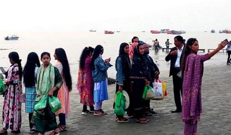 ভালোবাসা দিবসে পর্যটকদের পদচারণায় মুখরিত কুয়াকাটা