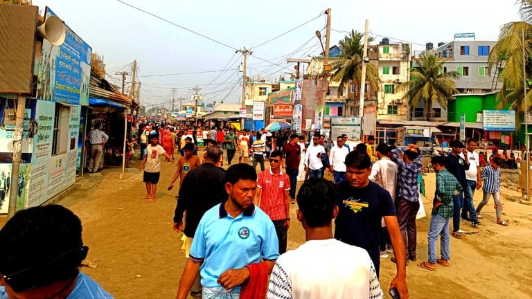 কুয়াকাটায় মিলছে না হোটেল, সড়কে পর্যটকরা