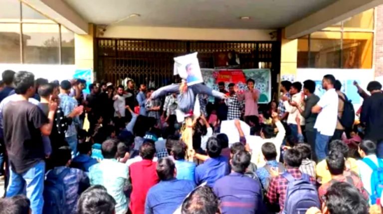 শিক্ষককে লাঞ্ছনার প্রতিবাদে এখনও উত্তপ্ত পবিপ্রবি