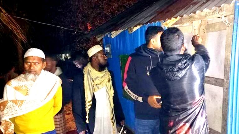 ঘুম থেকে উঠে বাবা-মায়ের ঝুলন্ত মরদেহ পেল চার বছরের মেয়ে