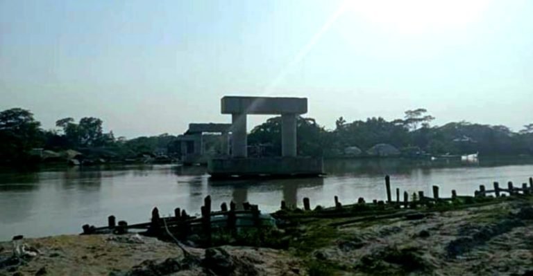 সূতাবাড়িয়া নদীতে নতুন ব্রিজ দৃশ্যমান