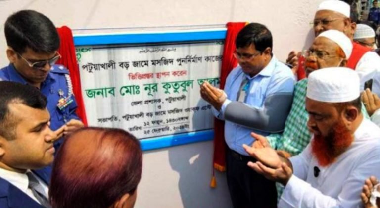 পটুয়াখালীর বড় জামে মসজিদের পুনঃনির্মাণ কাজ উদ্বোধন