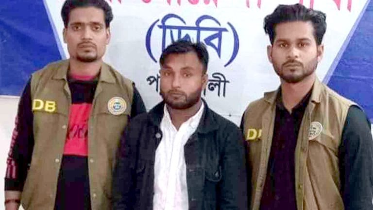 পটুয়াখালীতে ২১ মামলার আসামি ডিবির হাতে আটক