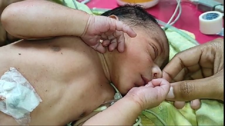 পটুয়াখালীতে রাস্তার পাশ থেকে জীবিত নবজাতক উদ্ধার