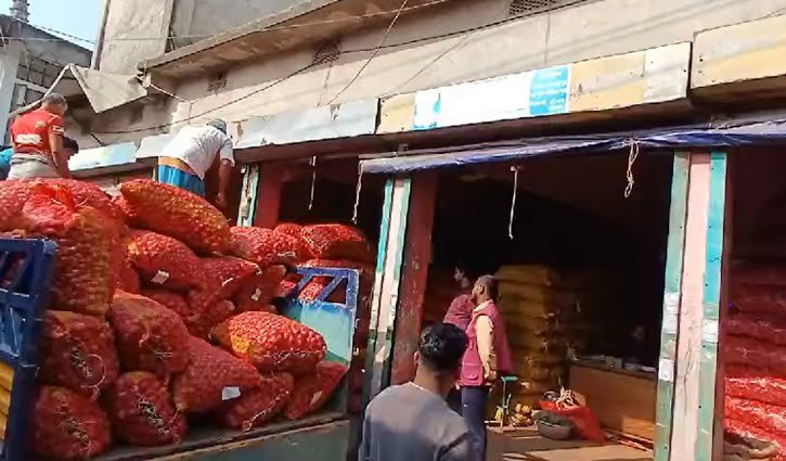বরিশালে উৎপাদন কম, পাইকারি ব্যবসায়ীদের নিয়ন্ত্রণে বরিশালের বাজার