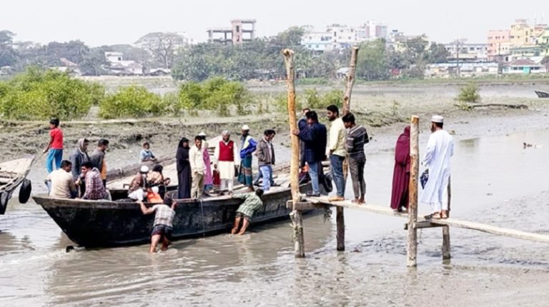 নাব্যতা সংকটে পটুয়াখালীর লোহালিয়া খেয়াঘাট