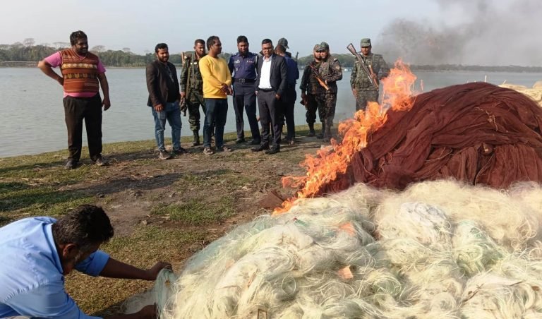 বরিশালে আট ড্রাম ভর্তি রেণুসহ পাঁচজন আটক