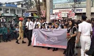 বরিশালে মাতৃভাষা দিবসের প্রভাতফেরিতে ইংরেজি ব্যানার