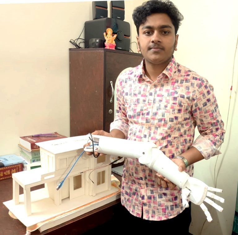 বরিশালে ক্ষুদে বিজ্ঞানী প্রীতমের আবিস্কৃত রোবটিক আর্ম