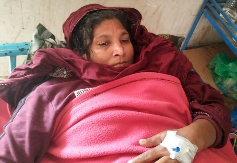 গৌরনদীতে গৃহবধুকে পিটিয়ে আহত