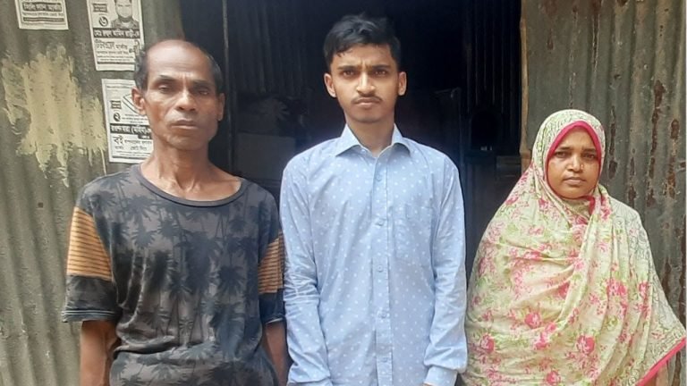 মেডিকেলে ভর্তির সুযোগ পেয়েছেন ছেলে, চিন্তায় গামছা বিক্রেতা বাবা