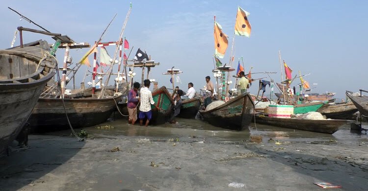 মাছ ধরায় নিষেধাজ্ঞা, জাল-নৌকা তুলে নিচ্ছেন জেলেরা