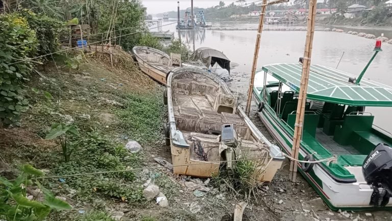 বরগুনায় নিলাম জটিলতায় নিঃশেষ হচ্ছে কোটি কোটি টাকার গাড়ি-নৌযান-যন্ত্রাংশ