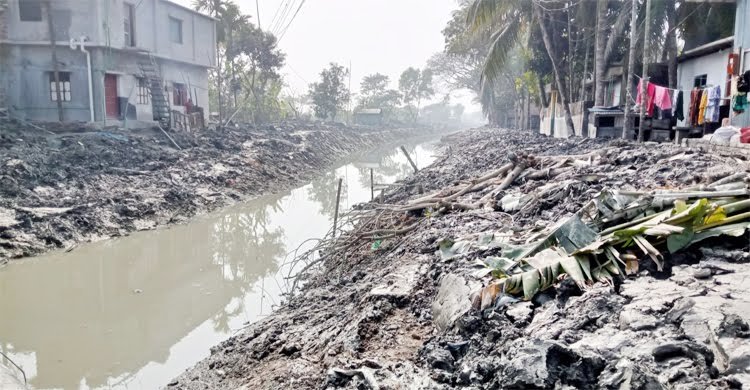 বরিশালে অপরিকল্পিত খাল খননে ভাঙছে সড়ক